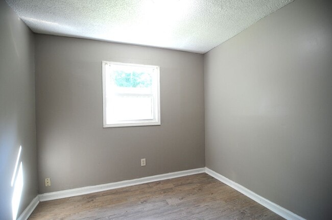 Photo - 2425 Tuxedo Dr NW