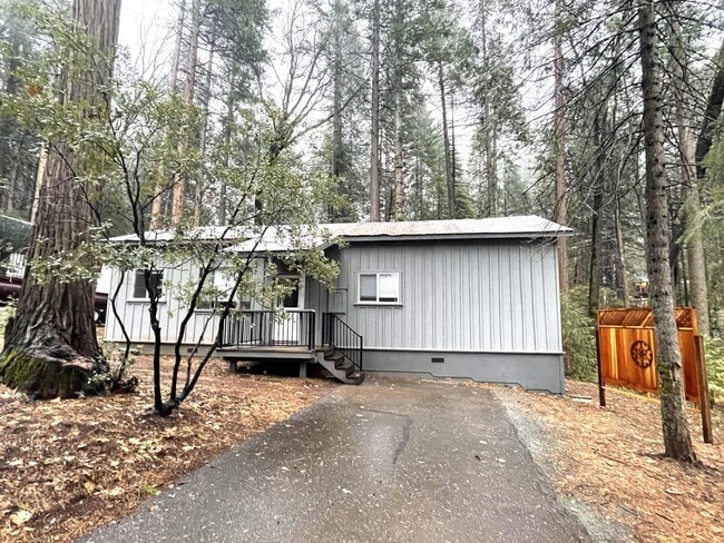 Building Photo - Lovely 2 bedroom, recently remodeled Grann...