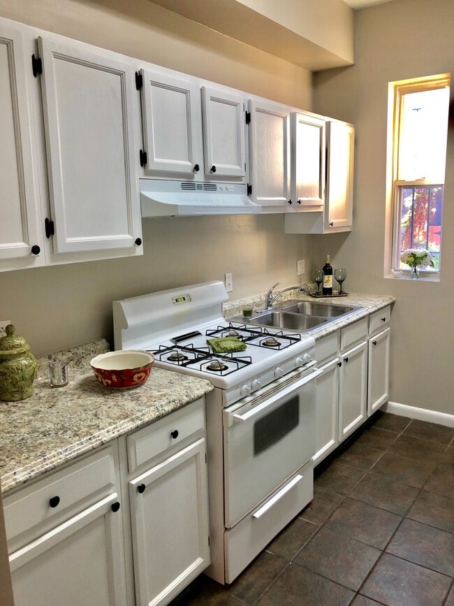 Photo - Gorgeous 3 Bedroom , 2 Level Townhome- Hardwood floors, Newly Renovated