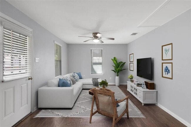 Photo - 902 Davy Crockett St