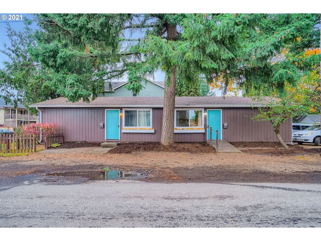 Building Photo - 6428 SE Schiller St Unit 6428 SE Schiller St Rental