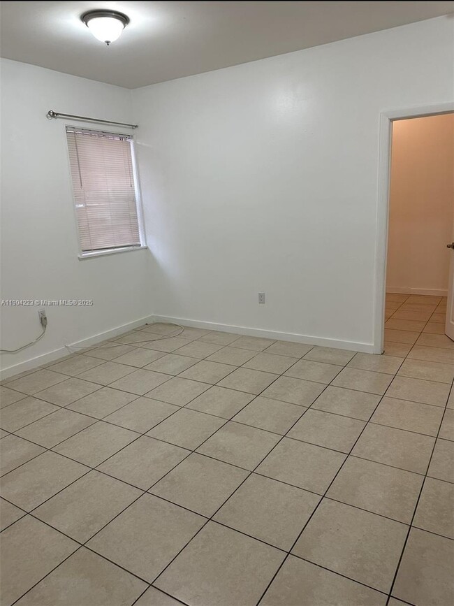 Photo - 985 SW 5th St Unit 4