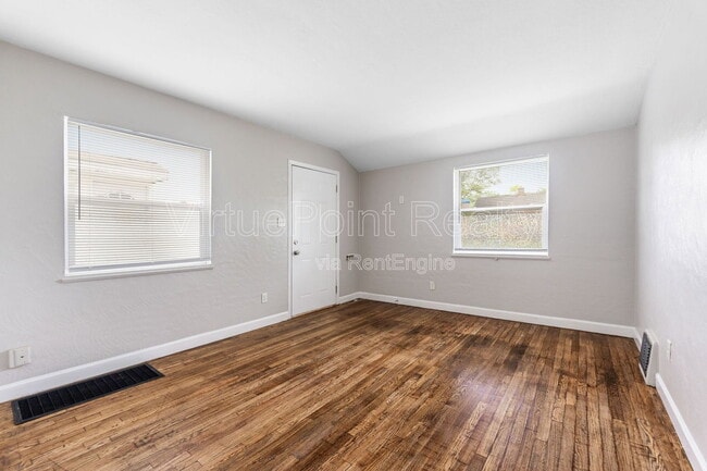 Building Photo - 390 S Powell Ave