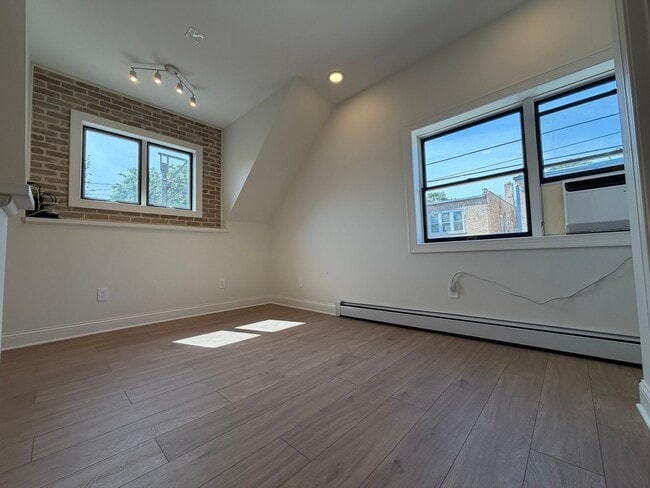 Photo - 5016 N Lawndale Ave Unit 2R