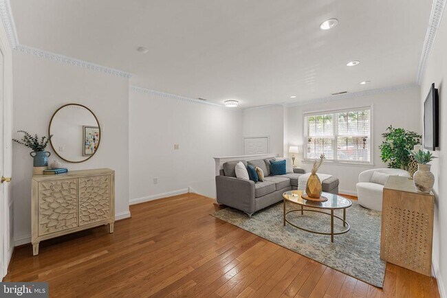 Photo - 2339 Wallace St