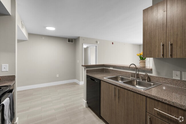 1BR, 1BA - 751SF - Kitchen/ Dining Room