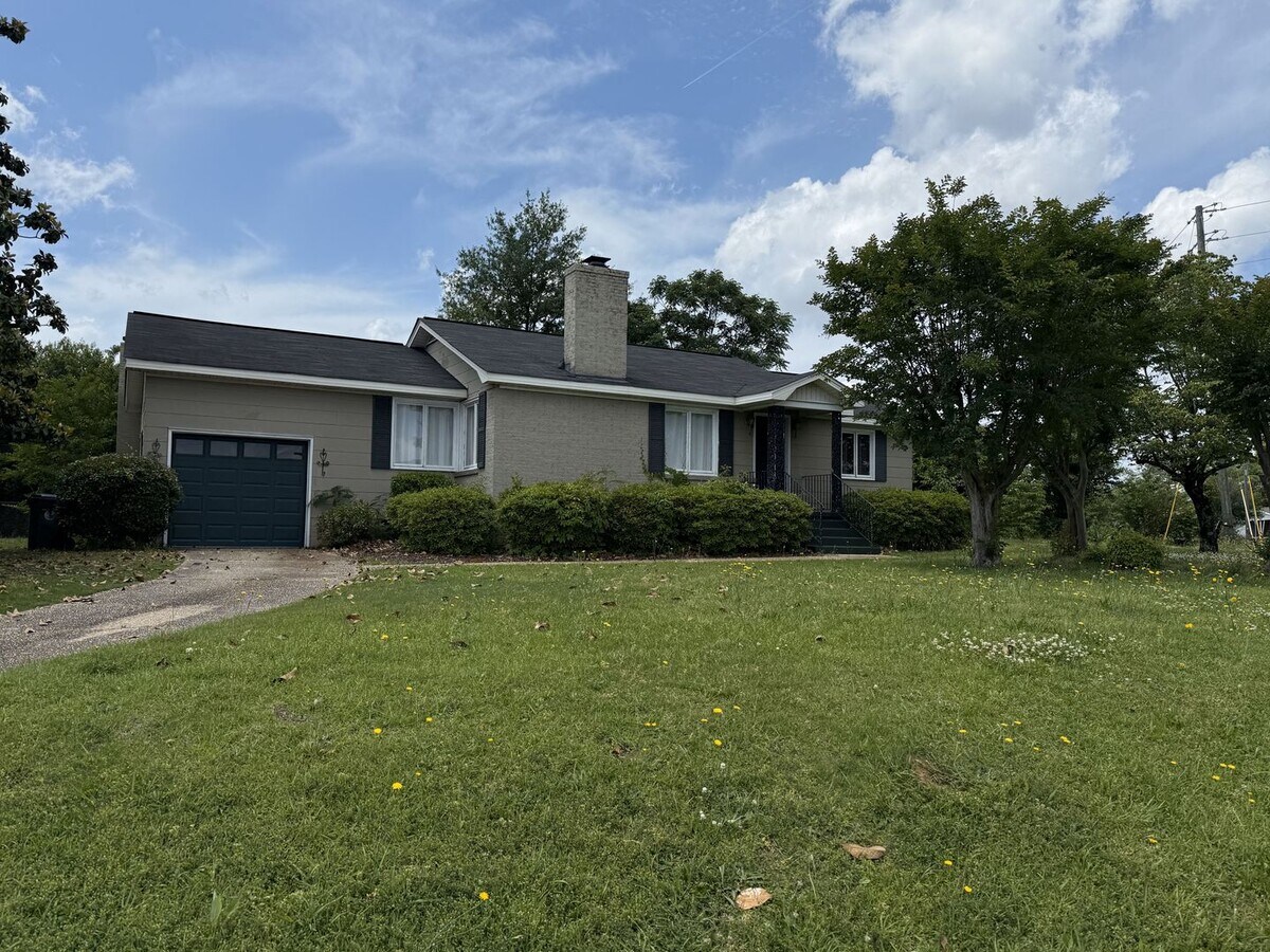 Cozy 3 Bed 2 Bath Available in June! - Cozy 3 Bed 2 Bath Available in June! House