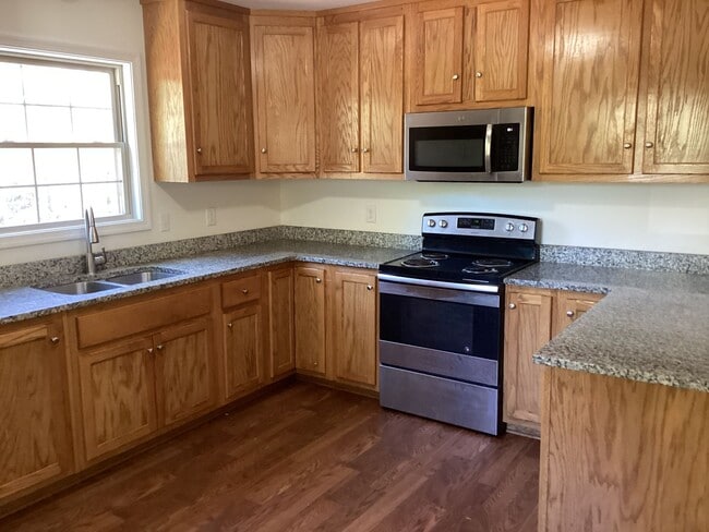 Building Photo - 2 bed 1 bath Blackstone Duplex Rental