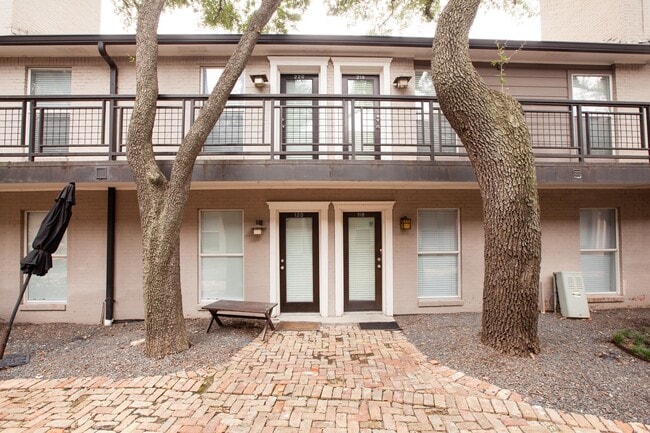 Building Photo - Remodeled Central Dallas Condo