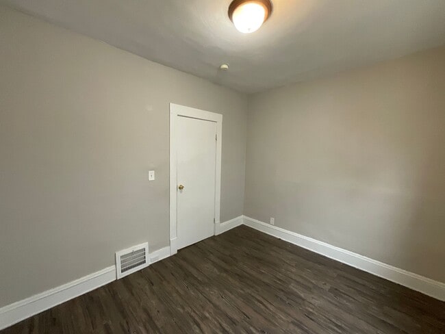 Photo - 8101 Grand Division Ave Unidad 8101 Grand Division Avenue Down