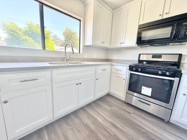 Building Photo - 619 N Kingsley Dr Unit P Rental