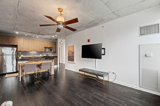 Building Photo - 659 W Randolph St Unit 407
