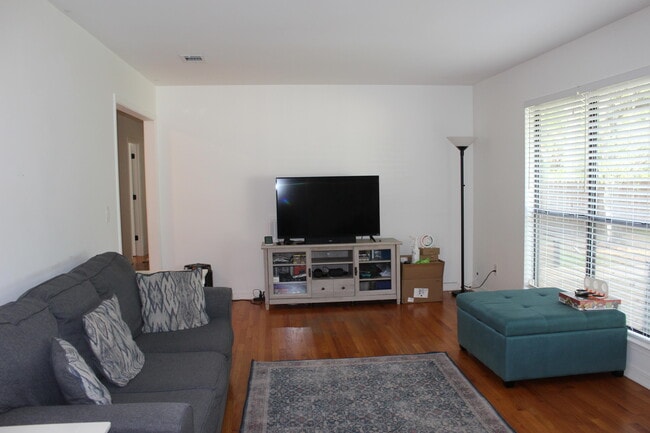 Photo - 334 Jamaica Way