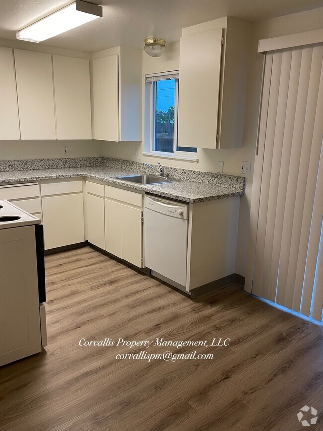 Building Photo - 130-134 NE Conifer Blvd Rental