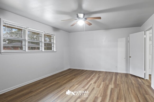 Building Photo - 403 Dogwood Ln