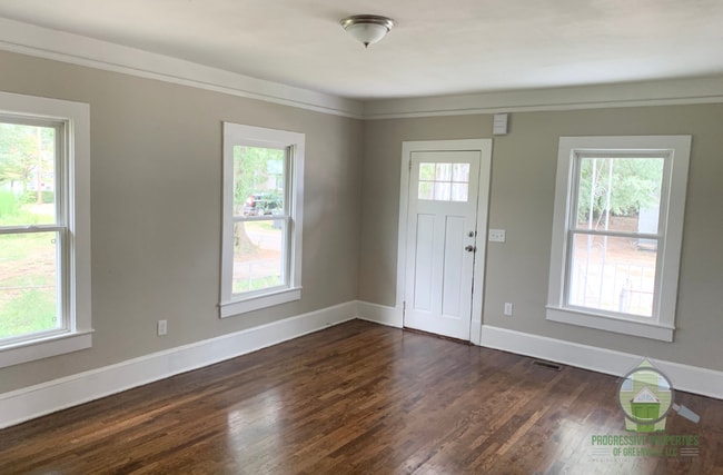 Photo - 17 E 8th St