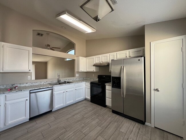 Photo - Convenient location-Close to Luke AFB, the 303, the 101 and Sun City!