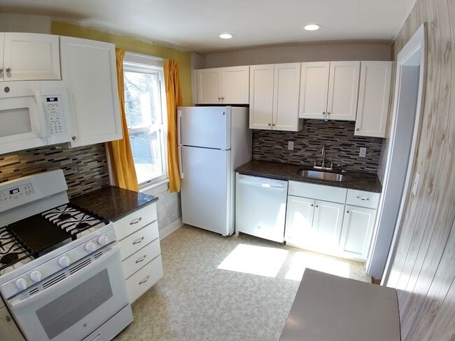 Kitchen (Renovated 2019) - 526 Pingree Ave