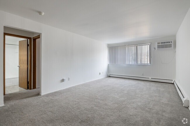 1BR, 1BA - 744SF - Traditional with in unit laundry - The Red Lion