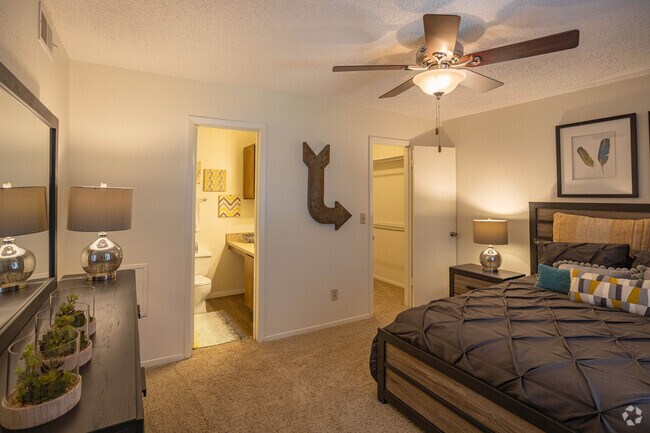 2BR, 2BA - 900SF