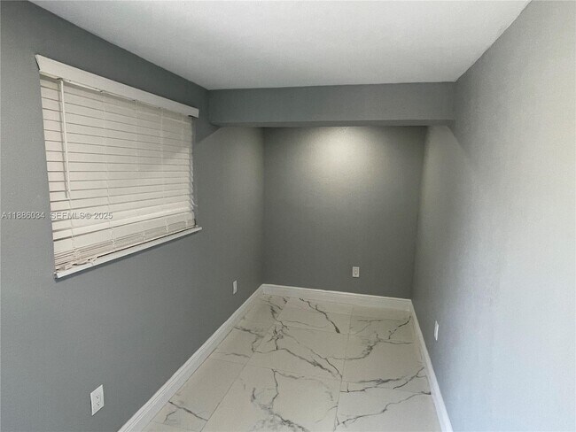 Building Photo - 1221 NE 210th Terrace Unit B