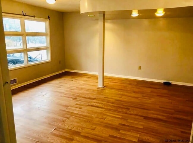 Photo - 913 Nott St Unit 1st Floor