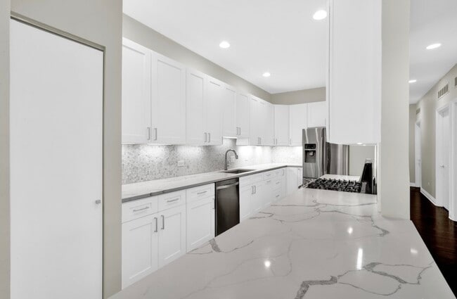 Building Photo - 550 W Fulton St Unit 403