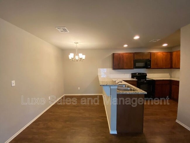 Photo - 793 SW 13th St