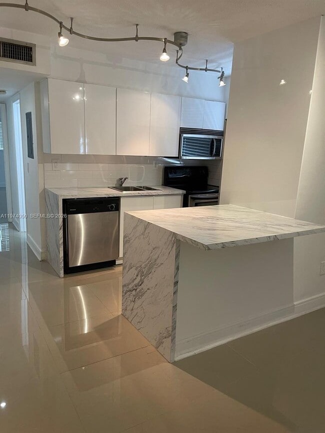 Building Photo - 1120 102nd St Unit 8