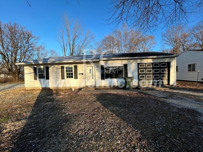 Building Photo - 907 Moore-
