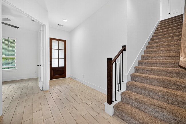 Building Photo - 10727 River Walk Dr