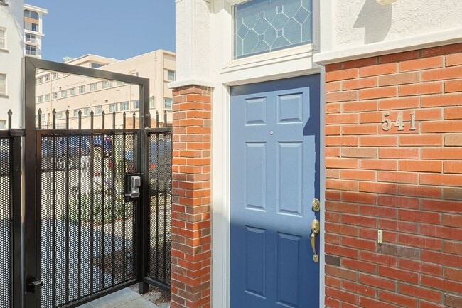 Building Photo - 3 Bed / 2.5 Bath Condo – Walk to Balboa Park!