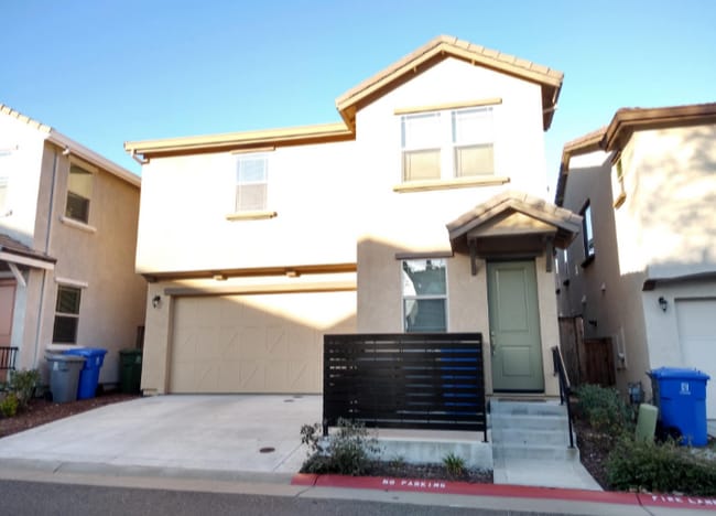 687 Addison Ln