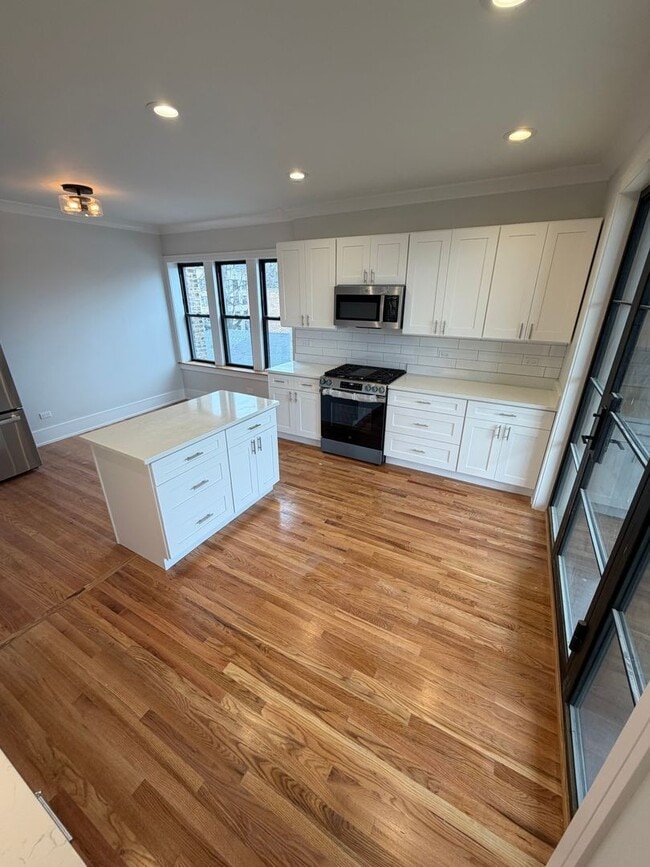 Building Photo - 4885 N Hermitage Ave Unit #1N
