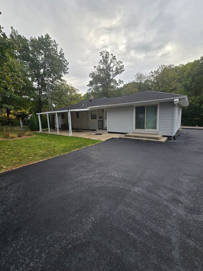 Photo - Recently renovated 3 bedroom ranch!