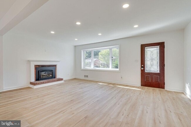 Photo - 869 Patrick Henry Dr