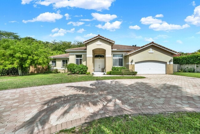 Elegant 4-Bedroom Pool Home in Exclusive G... - Elegant 4-Bedroom Pool Home in Exclusive G...