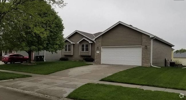 Building Photo - 5 Bedroom Single Family Home.  Great Locat...