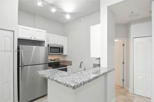 Building Photo - 6001 SW 70th St Unit 108