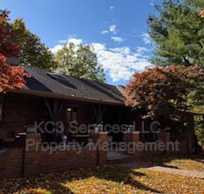 Building Photo - 615 E 101st Terrace