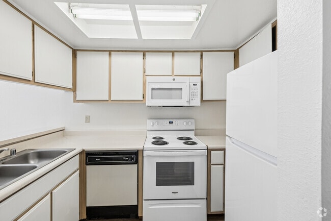 1BR, 1BA - 550SF - Kitchen - Summerfield Apartments
