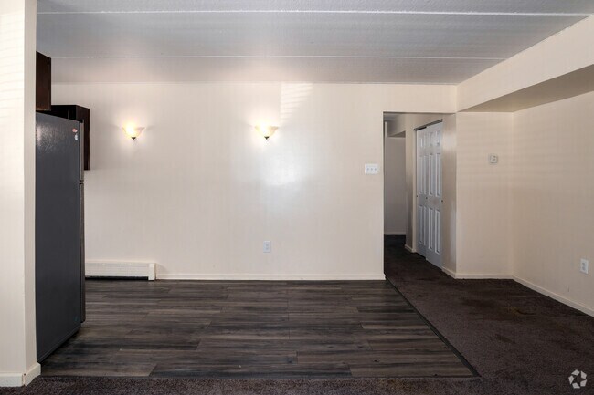 2BR, 1BA - 950SF - Dining Room - Pennsbury Woods