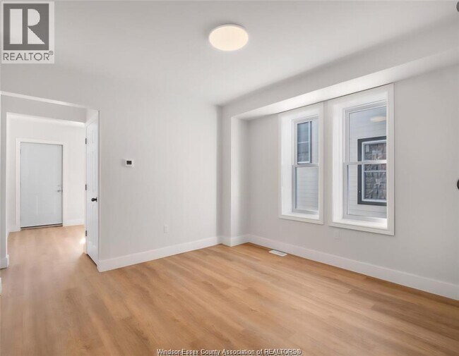 Photo - 1080 Niagara St