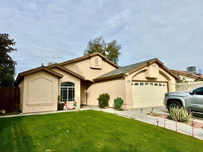 Building Photo - Make yourself at home in this delightful D...