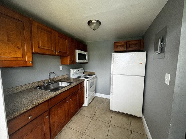 Building Photo - 4017 SW 24th St Unit 3