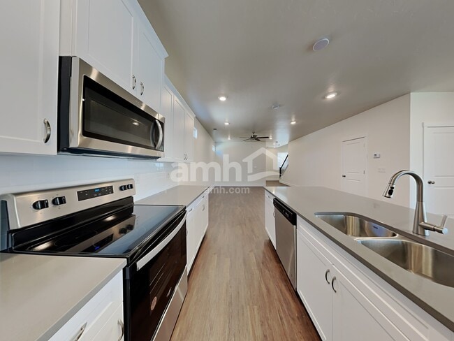 Photo - 9496 Clancey St