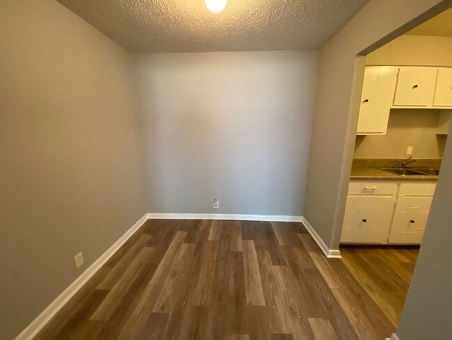 Building Photo - Lovely 1 bedroom condo in South Nashville! Private Balcony!