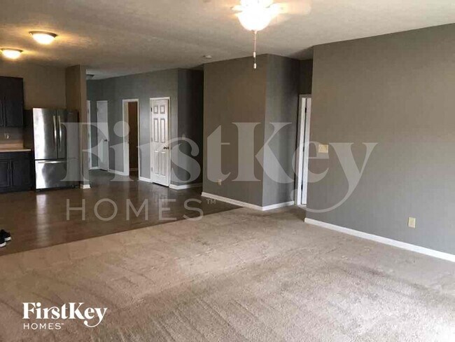 Photo - 562 Farnham Dr