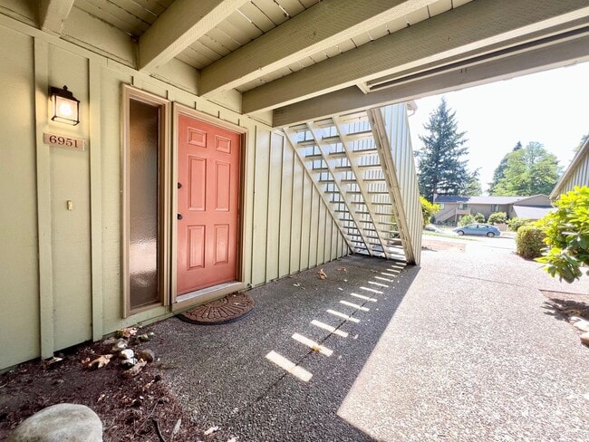 2 Bed 1 Bath Apartment in Lake Oswego! - 2 Bed 1 Bath Apartment in Lake Oswego! Unit 6951