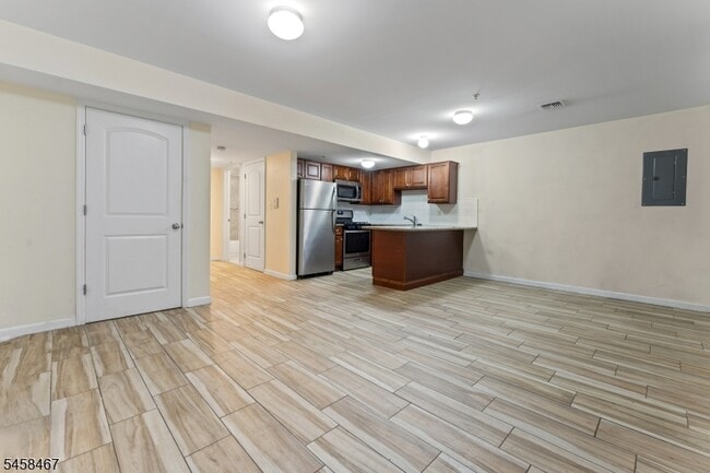 Building Photo - 453 Washington St Unit 1